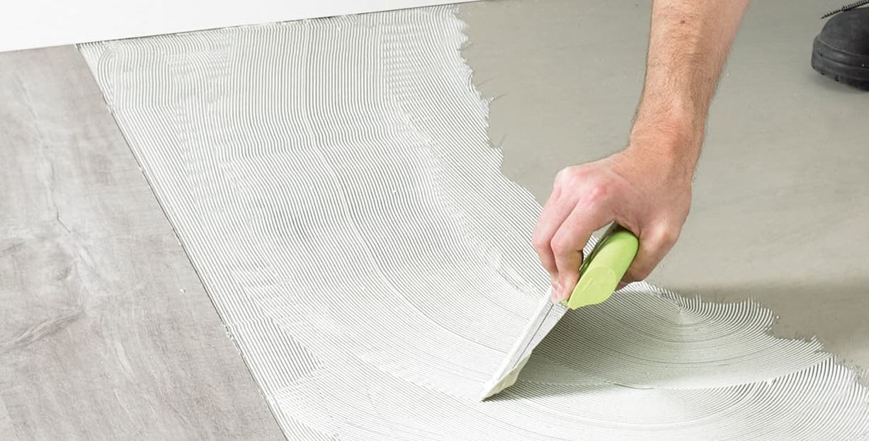 Jaké vybrat lepidlo na vinylovou podlahu a jak ho použít? - lepeni vinylove podlahy lepení vinylové podlahy