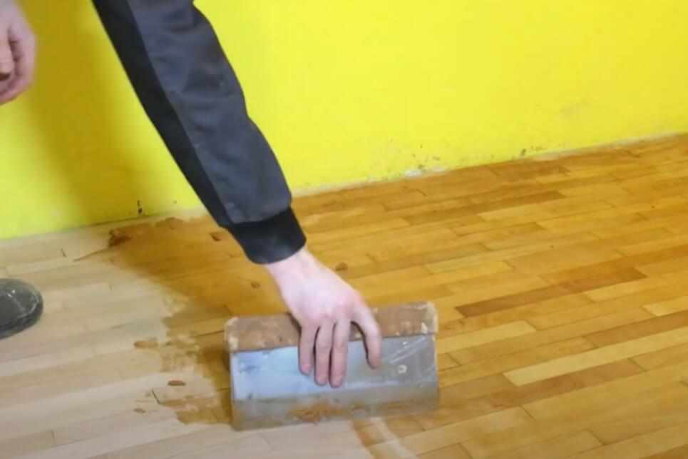 Tmelení parket pomůže zacelit nevzhledné spáry - tmeleni parket Nanášení tmelu na parkety
