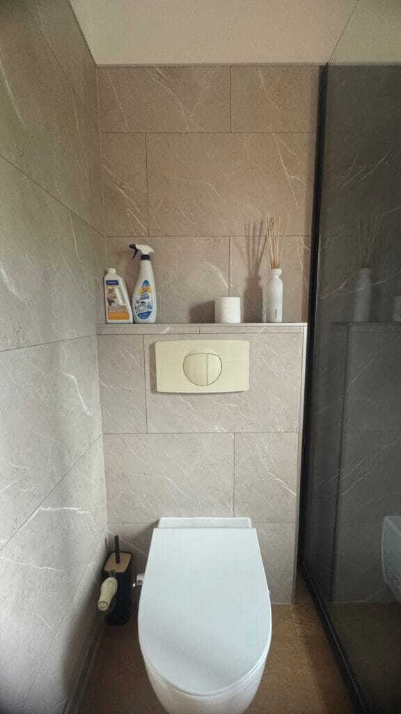 SPC stěnový obklad okolo WC